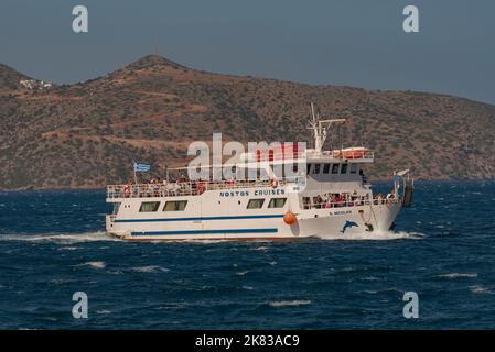 Agios Nikolaos, Crète, Grèce. 2022. Excursion en bateau retour à Agios Nikolaos avec les passagers de l'excursion sur l'île de Spinalonga. Banque D'Images