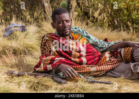 MONTAGNES DE SIMIEN, ETHIOPIE - 16 MARS 2019: Scouts armés garde les touristes dans les montagnes de Simien, Ethiopie Banque D'Images