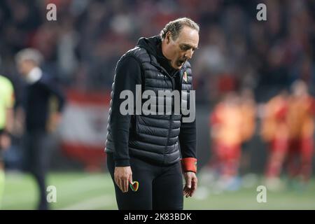 Anvers, Belgique. 20th octobre 2022. L'entraîneur en chef d'Ostende, Yves Vanderhaeghe, réagit lors d'un match de football entre le Royal Antwerp FC et LE KV Ostende, le jeudi 20 octobre 2022 à Anvers, le 13 jour de la première division du championnat belge de la « Jupiler Pro League » 2022-2023. Credit: Belga News Agency/Alay Live News Banque D'Images