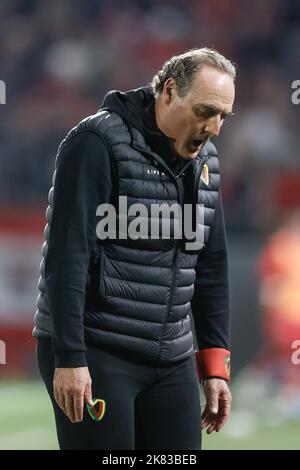 Anvers, Belgique. 20th octobre 2022. L'entraîneur en chef d'Ostende, Yves Vanderhaeghe, réagit lors d'un match de football entre le Royal Antwerp FC et LE KV Ostende, le jeudi 20 octobre 2022 à Anvers, le 13 jour de la première division du championnat belge de la « Jupiler Pro League » 2022-2023. Credit: Belga News Agency/Alay Live News Banque D'Images