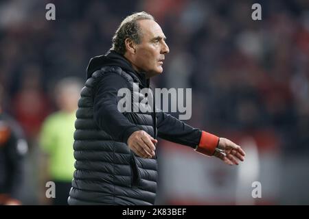 Anvers, Belgique. 20th octobre 2022. L'entraîneur en chef d'Ostende, Yves Vanderhaeghe, réagit lors d'un match de football entre le Royal Antwerp FC et LE KV Ostende, le jeudi 20 octobre 2022 à Anvers, le 13 jour de la première division du championnat belge de la « Jupiler Pro League » 2022-2023. Credit: Belga News Agency/Alay Live News Banque D'Images