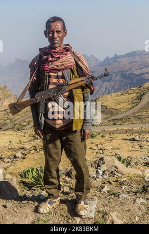 MONTAGNES DE SIMIEN, ETHIOPIE - 17 MARS 2019: Scouts armés garde les touristes dans les montagnes de Simien, Ethiopie Banque D'Images