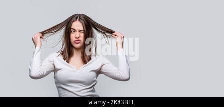 Cheveux salissants. Femme frustrée ayant de mauvais cheveux. Femme ayant un mauvais cheveux, ses cheveux sont désordonnés et emmêlés. Fille ayant un mauvais cheveux. Mauvais poils le jour Banque D'Images