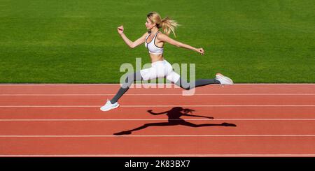 Sportswoman dans le saut de sportswear. Femme en train de courir pendant. Arrière-plans sportifs. Coureur. Professionnel sportswoman pendant la séance d'entraînement à la course Banque D'Images