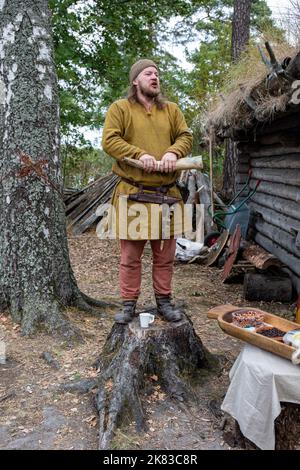 Réacteur avec une corne annonçant le calendrier du marché de l'âge de fer de Pukkisaari dans le district de Vähä-Meilahti à Helsinki, en Finlande Banque D'Images