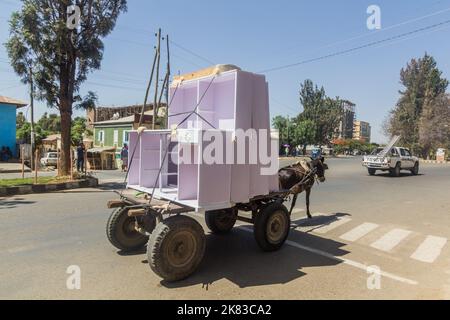 AXUM, ÉTHIOPIE - 19 MARS 2019 : meubles de transport pour chariot à ânes à Axum, en Éthiopie Banque D'Images