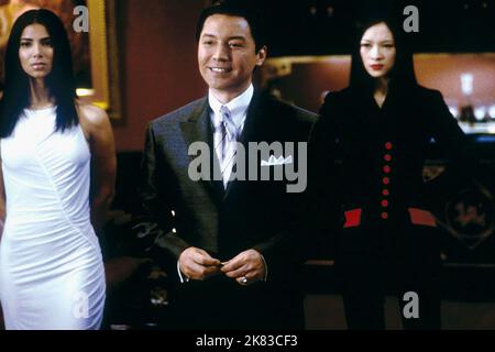 Roselyn Sanchez, John Lone & Ziyi Zhang film : Rush Hour 2 (USA 2001) personnages : Isabella Molina, Ricky Tan & Hu Li Directeur : Brett Ratner 26 juillet 2001 **AVERTISSEMENT** cette photographie est à usage éditorial exclusif et est le droit d'auteur d'UNE NOUVELLE LIGNE et/ou du photographe assigné par la Société de film ou de production et ne peut être reproduite que par des publications en conjonction avec la promotion du film ci-dessus. Un crédit obligatoire pour LA NOUVELLE LIGNE est requis. Le photographe doit également être crédité lorsqu'il est connu. Aucune utilisation commerciale ne peut être accordée sans l'autorisation écrite de la Société du film. Banque D'Images
