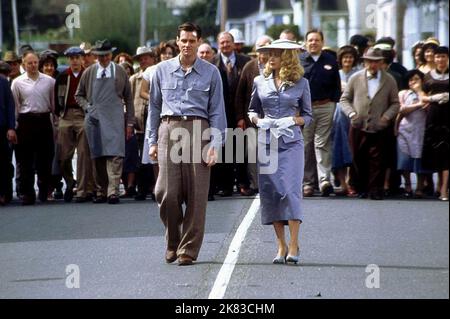 Jim Carrey & Laurie Holden film: The Majestic (2001) personnages: Peter Appleton & Adele Stanton Directeur: Frank Darapont 11 décembre 2001 **AVERTISSEMENT** cette photographie est destinée à un usage éditorial exclusif et est protégée par les droits d'auteur de WARNER BROS et/ou du photographe attribué par la Société de film ou de production et ne peut être reproduite que par des publications en conjonction avec la promotion du film ci-dessus. Un crédit obligatoire pour WARNER BROS est requis. Le photographe doit également être crédité lorsqu'il est connu. Aucune utilisation commerciale ne peut être accordée sans l'autorisation écrite de la Société du film. Banque D'Images