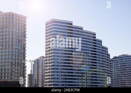Biélorussie, Minsk - 20 octobre 2022 : maison à vagues dans le monde de Minsk, sous la lumière du soleil Banque D'Images