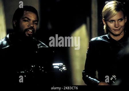 ICE Cube & Natasha Henstridge film: Ghosts of Mars (2001) personnages: James 'Desolation' Williams & Lt. Melanie Ballard Directeur: John Carpenter 21 août 2001 **AVERTISSEMENT** cette photographie est destinée à un usage éditorial exclusif et est protégée par les droits d'auteur de SONY et/ou du photographe attribué par la société de film ou de production et ne peut être reproduite que par des publications dans le cadre de la promotion du film ci-dessus. Un crédit obligatoire pour SONY est requis. Le photographe doit également être crédité lorsqu'il est connu. Aucune utilisation commerciale ne peut être accordée sans l'autorisation écrite de la Société du film. Banque D'Images