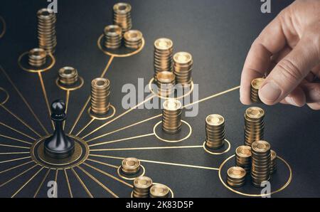 Homme qui a puté des pièces d'or sur un conseil représentant plusieurs flux de revenus. Concept de la multiplication des sources de revenus. Image composite entre un 3D il Banque D'Images