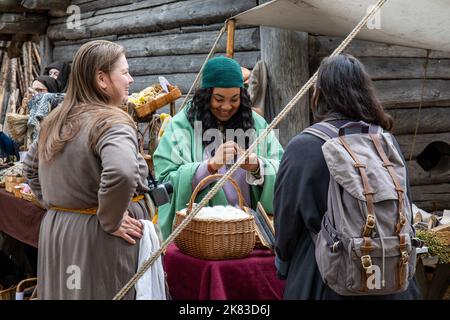 Marchand artisanal vendant de l'artisanat au marché de l'âge du fer de Pukkisaari, dans le district de Vähä-Meilahti, à Helsinki, en Finlande Banque D'Images