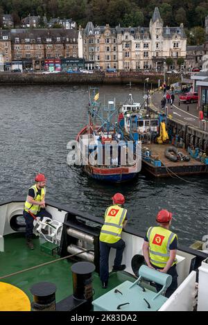 Équipage du traversier calédonien MacBrayne Calmac MV Isle of Lewis attendant de partir d'Oban pour les îles de Barra dans les Hébrides extérieures, Écosse, Royaume-Uni. Banque D'Images