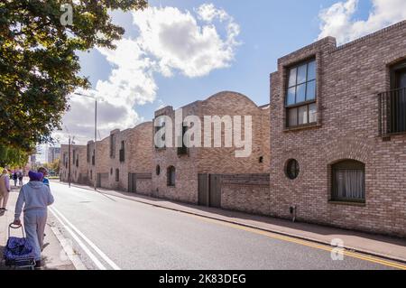 Vue de face d'une longue rangée de maisons de ville modernes en terrasse dans une rue résidentielle de Barking développement est de Londres Banque D'Images