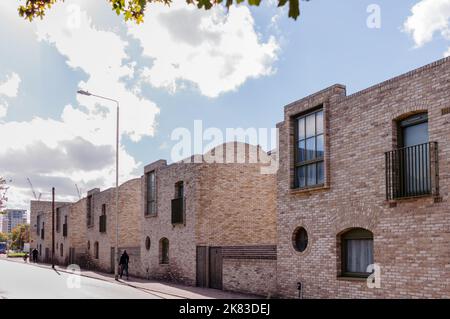 Vue de face d'une longue rangée de maisons de ville modernes en terrasse dans une rue résidentielle de Barking développement est de Londres Banque D'Images