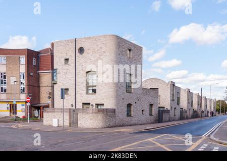 Vue de face d'une longue rangée de maisons de ville modernes en terrasse dans une rue résidentielle de Barking développement est de Londres Banque D'Images