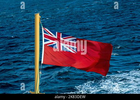 Red Ensign volant sur un ferry calédonien MacBrayne dans le détroit de Mull, Argyll et Bute, Écosse, Royaume-Uni. Banque D'Images