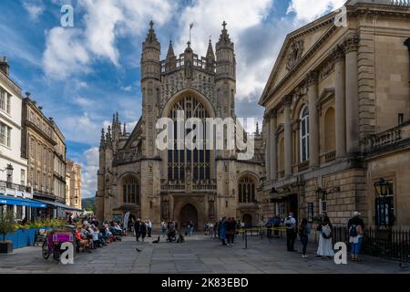 Bath, Royaume-Uni - 31 août, 2022: Centre-ville de Bath avec la catéchrique et de nombreux touristes Banque D'Images