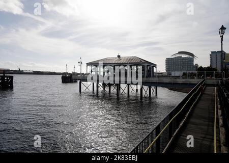 Plan contra jour des jetées du front de mer de Cardiff Bay avec restaurants, bars et cafés. Cardiff Bay. Octobre 2022 Banque D'Images