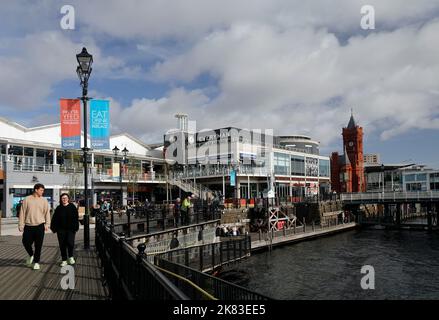 Front de mer de Cardiff Bay avec restaurants, bars et cafés. Octobre 2022. Banque D'Images