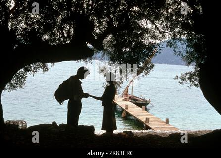 Film Christian Bale & Penelope Cruz : Mandolin du capitaine Corelli (USA/FR/DE 2001) personnages : Mandras & Pelagia Directeur : John Madden 19 avril 2001 **AVERTISSEMENT** cette photographie est destinée à un usage éditorial exclusif et est protégée par les droits d'auteur des IMAGES UNIVERSELLES et/ou du photographe attribué par la Société de film ou de production et ne peut être reproduite que par des publications dans le cadre de la promotion du film ci-dessus. Un crédit obligatoire pour LES PHOTOS UNIVERSELLES est requis. Le photographe doit également être crédité lorsqu'il est connu. Aucune utilisation commerciale ne peut être accordée sans l'autorisation écrite de la Société du film. Banque D'Images