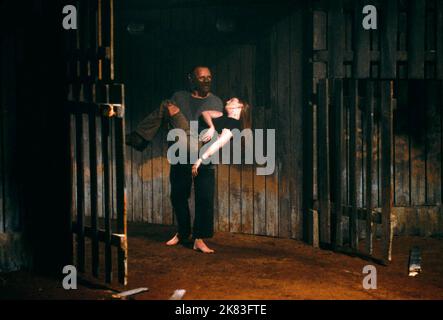 Anthony Hopkins,Julianne Moore film: Hannibal (USA/UK 2001) personnages: Hannibal Lecter,Clarice Starling Directeur: Ridley Scott 09 février 2001 **AVERTISSEMENT** cette photographie est à usage éditorial exclusif et est le droit d'auteur de MGM et/ou du photographe assigné par la Société de film ou de production et ne peut être reproduite que par des publications en conjonction avec la promotion du film ci-dessus. Un crédit obligatoire pour MGM est requis. Le photographe doit également être crédité lorsqu'il est connu. Aucune utilisation commerciale ne peut être accordée sans l'autorisation écrite de la Société du film. Banque D'Images