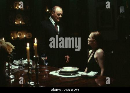 Anthony Hopkins,Julianne Moore film: Hannibal (USA/UK 2001) personnages: Hannibal Lecter,Clarice Starling Directeur: Ridley Scott 09 février 2001 **AVERTISSEMENT** cette photographie est à usage éditorial exclusif et est le droit d'auteur de MGM et/ou du photographe assigné par la Société de film ou de production et ne peut être reproduite que par des publications en conjonction avec la promotion du film ci-dessus. Un crédit obligatoire pour MGM est requis. Le photographe doit également être crédité lorsqu'il est connu. Aucune utilisation commerciale ne peut être accordée sans l'autorisation écrite de la Société du film. Banque D'Images