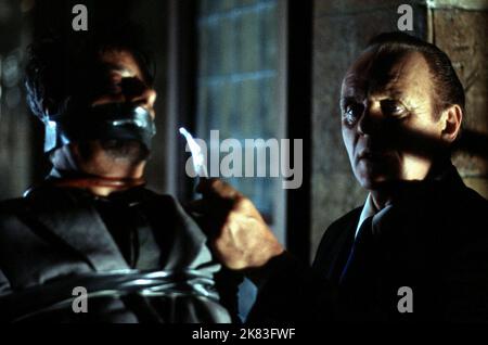 Giancarlo Giannini & Anthony Hopkins film: Hannibal (USA/UK 2001) personnages: Insp. Renaldo Pazzi et Hannibal Lecter Directeur : Ridley Scott 09 février 2001 **AVERTISSEMENT** cette photographie est à usage éditorial exclusif et est le droit d'auteur de MGM et/ou du photographe assigné par la Société de film ou de production et ne peut être reproduite que par des publications en conjonction avec la promotion du film ci-dessus. Un crédit obligatoire pour MGM est requis. Le photographe doit également être crédité lorsqu'il est connu. Aucune utilisation commerciale ne peut être accordée sans l'autorisation écrite de la Société du film. Banque D'Images