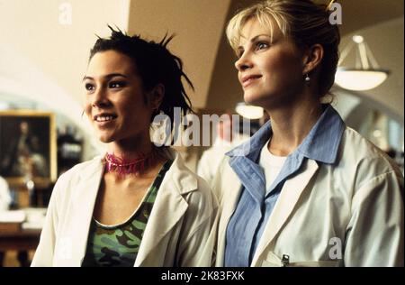 Film China Chow & Monica Potter : Head Over Heels (USA 2001) personnages : Lisa & Amanda Directeur : Mark Waters 02 février 2001 **AVERTISSEMENT** cette photographie est destinée à un usage éditorial exclusif et est le droit d'auteur d'UNIVERSAL et/ou du photographe attribué par la Société de film ou de production et ne peut être reproduite que par des publications en conjonction avec la promotion du film ci-dessus. Un crédit obligatoire pour UNIVERSEL est requis. Le photographe doit également être crédité lorsqu'il est connu. Aucune utilisation commerciale ne peut être accordée sans l'autorisation écrite de la Société du film. Banque D'Images