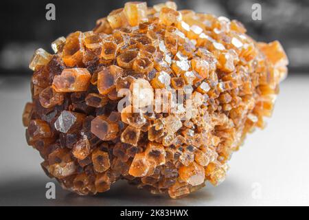 Grappe aragonite, cristal orange sur la surface argentée. Macro photo en cristal orange. Bloc de cristaux. Cristal en forme de Corona Banque D'Images