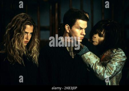 Estella Warren, Mark Wahlberg & Helena Bonham carter film: Planet of the Apes (USA 2001) personnages: Daena,Captain Leo Davidson,Ari Directeur: Tim Burton 26 juillet 2001 **AVERTISSEMENT** cette photographie est à usage éditorial exclusif et est le droit d'auteur de 20th CENTURY FOX et/ou le photographe assigné par la Société de film ou de production et ne peut être reproduite que par des publications dans le cadre de la promotion du film ci-dessus. Un crédit obligatoire à 20th CENTURY FOX est requis. Le photographe doit également être crédité lorsqu'il est connu. Aucune utilisation commerciale ne peut être accordée sans l'autorisation écrite du Banque D'Images