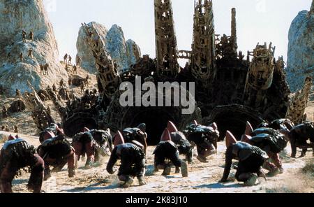 General Scene film: Planet of the Apes (USA 2001) Directeur: Tim Burton 26 juillet 2001 **AVERTISSEMENT** cette photographie est à usage éditorial exclusif et est le droit d'auteur de 20th CENTURY FOX et/ou le photographe assigné par la Société de film ou de production et ne peut être reproduite que par des publications dans le cadre de la promotion du film ci-dessus. Un crédit obligatoire à 20th CENTURY FOX est requis. Le photographe doit également être crédité lorsqu'il est connu. Aucune utilisation commerciale ne peut être accordée sans l'autorisation écrite de la Société du film. Banque D'Images