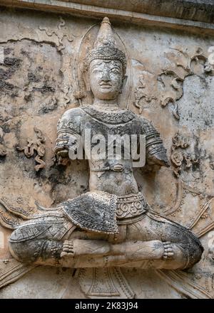 Sculpture ancienne de la taille de la vie en stuc de la divinité assise sur le mur du temple bouddhiste Wat Chet Yot ou Wat Jed Yod, site historique de Chiang Mai, Thaïlande Banque D'Images