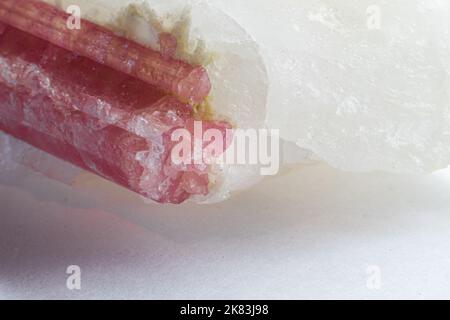 Macro top photographie de quartz blanc avec tourmaline rose - rubellite. Pierre rose Banque D'Images