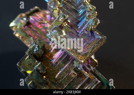 Bismuth bi gros plan sur une surface noire.cristal de couleur et de forme intéressant. Cristal métallique Banque D'Images