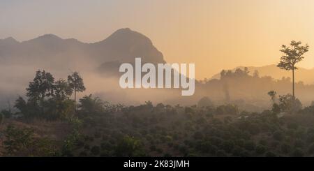 Vue panoramique sur le paysage au lever du soleil avec brouillard dans la vallée rurale dans les belles montagnes de Chiang Dao, Chiang Mai, Thaïlande Banque D'Images