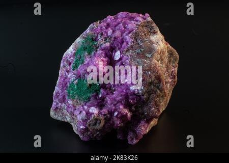 Cobalt calcite avec macro cristal malachite sur une surface noire Banque D'Images