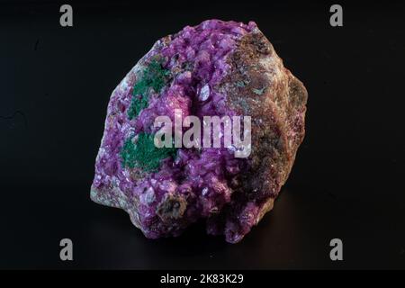 Cobalt calcite avec macro cristal malachite sur une surface noire Banque D'Images