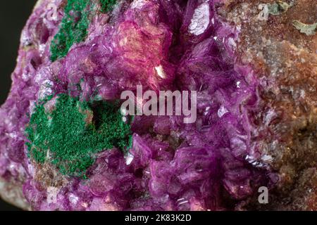 Cobalt calcite avec macro cristal malachite sur une surface noire Banque D'Images