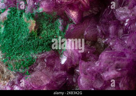 Cobalt calcite avec macro cristal malachite sur une surface noire Banque D'Images