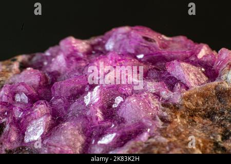 Cobalt calcite avec macro cristal malachite sur une surface noire Banque D'Images