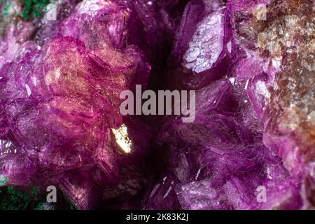 Cobalt calcite avec macro cristal malachite sur une surface noire Banque D'Images