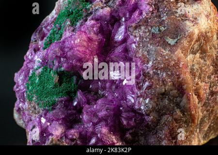 Cobalt calcite avec macro cristal malachite sur une surface noire Banque D'Images