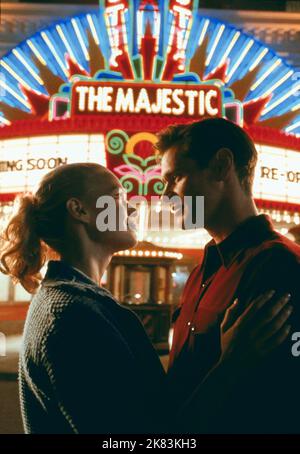 Laurie Holden & Jim Carrey film: The Majestic (2001) personnages: Adele Stanton & Peter Appleton Directeur: Frank Darapont 11 décembre 2001 **AVERTISSEMENT** cette photographie est destinée à un usage éditorial exclusif et est protégée par les droits d'auteur de WARNER BROS et/ou du photographe attribué par la Société de film ou de production et ne peut être reproduite que par des publications en conjonction avec la promotion du film ci-dessus. Un crédit obligatoire pour WARNER BROS est requis. Le photographe doit également être crédité lorsqu'il est connu. Aucune utilisation commerciale ne peut être accordée sans l'autorisation écrite de la Société du film. Banque D'Images