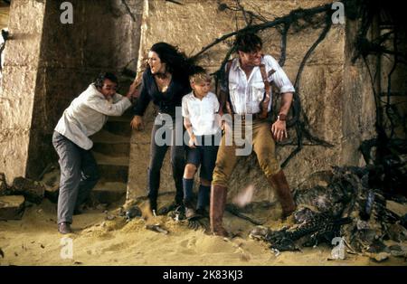 John Hannah, Rachel Weisz, Freddie Boath & Brendan Fraser film: The Mummy Returns (USA 2001) personnages: Jonathan Carnahan,Evelyn Carnahan O'Connell,Alexander 'Alex' O'Connell & Richard 'Rick' O'Connell Directeur: Stephen Sommers 29 avril 2001 **AVERTISSEMENT** cette photographie est à usage éditorial exclusif et est le droit d'auteur des IMAGES UNIVERSELLES et/ou du photographe assigné par la Société de film ou de production et ne peut être reproduite que par des publications dans le cadre de la promotion du film ci-dessus. Un crédit obligatoire pour LES PHOTOS UNIVERSELLES est requis. Le photographe doit également être crédité Banque D'Images