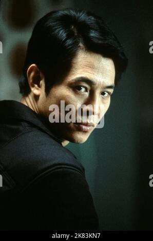 Jet Li film: The One (USA 2001) personnages: Gabe Law Director: James Wong 02 novembre 2001 **AVERTISSEMENT** cette photographie est destinée à un usage éditorial exclusif et est le droit d'auteur de REVOLUTION STUDIOS et/ou le photographe assigné par la Société du film ou de la production et ne peut être reproduite que par des publications dans le cadre de la promotion du film ci-dessus. Un crédit obligatoire pour REVOLUTION STUDIOS est requis. Le photographe doit également être crédité lorsqu'il est connu. Aucune utilisation commerciale ne peut être accordée sans l'autorisation écrite de la Société du film. Banque D'Images