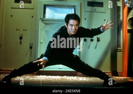 Jet Li film: The One (USA 2001) personnages: Gabe Law Director: James Wong 02 novembre 2001 **AVERTISSEMENT** cette photographie est destinée à un usage éditorial exclusif et est le droit d'auteur de REVOLUTION STUDIOS et/ou le photographe assigné par la Société du film ou de la production et ne peut être reproduite que par des publications dans le cadre de la promotion du film ci-dessus. Un crédit obligatoire pour REVOLUTION STUDIOS est requis. Le photographe doit également être crédité lorsqu'il est connu. Aucune utilisation commerciale ne peut être accordée sans l'autorisation écrite de la Société du film. Banque D'Images