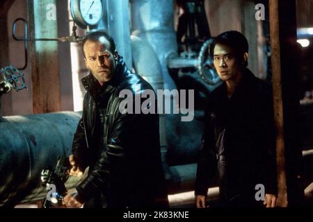 Jason Statham & Jet Li film: The One (USA 2001) personnages: Agent MVA Evan Funsch & Gabe Directeur juridique: James Wong 02 novembre 2001 **AVERTISSEMENT** cette photographie est destinée à un usage éditorial exclusif et est le droit d'auteur de REVOLUTION STUDIOS et/ou le photographe assigné par la Société du film ou de la production et ne peut être reproduite que par des publications dans le cadre de la promotion du film ci-dessus. Un crédit obligatoire pour REVOLUTION STUDIOS est requis. Le photographe doit également être crédité lorsqu'il est connu. Aucune utilisation commerciale ne peut être accordée sans l'autorisation écrite de la Société du film. Banque D'Images