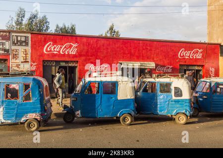 AXUM, ETHIOPIE - 19 MARS 2019 : tuk tuk (bajaj) à Axum, Ethiopie Banque D'Images