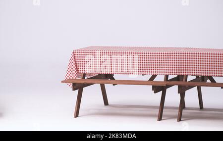 Table en bois et serviette rouge pour les fêtes en plein air et fond blanc. Banque D'Images